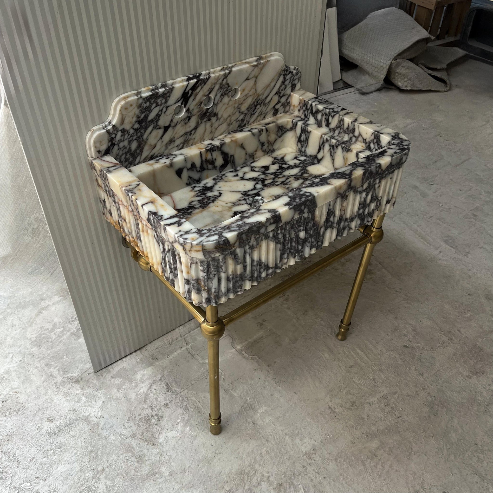 Fluted Calacatta Viola Marble Sink with Backsplash – Brass Base Console Vanity for Luxury Bathroom & Powder Room Design M6S011